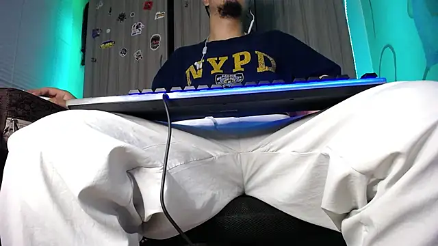 Snapshot of zacwatson_ chatting on December 2, 3:36 pm zacwatson online show from December 2, 3:36 pm