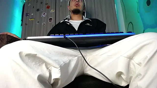 Snapshot of zacwatson_ chatting on December 3, 2:47 am zacwatson online show from December 3, 2:47 am