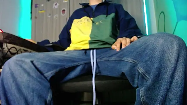 Snapshot of zacwatson_ chatting on December 5, 6:43 am zacwatson online show from December 5, 6:43 am