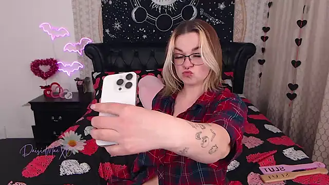 Snapshot of DaisieMaeXO chatting on February 9, 6:22 am DaisieMaeXO online show from February 9, 6:22 am