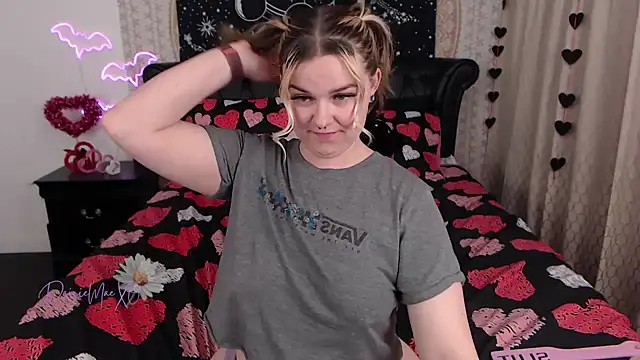 Snapshot of DaisieMaeXO chatting on February 12, 1:30 am DaisieMaeXO online show from February 12, 1:30 am