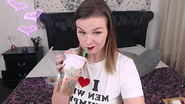 Snapshot of DaisieMaeXO chatting on December 18, 11:00 pm DaisieMaeXO online show from December 18, 11:00 pm