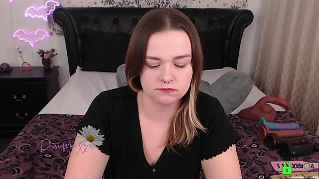 Snapshot of DaisieMaeXO chatting on February 3, 3:04 am DaisieMaeXO online show from February 3, 3:04 am