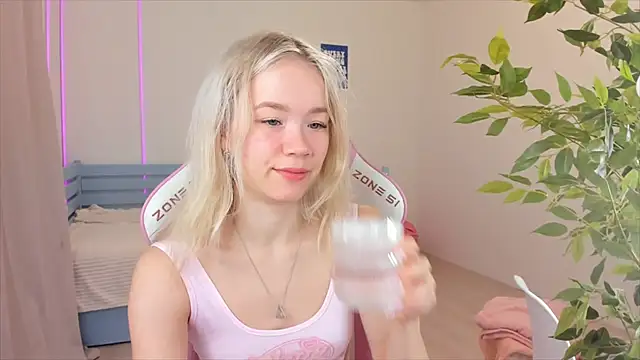 Lily Young online show from December 5, 3:37 am