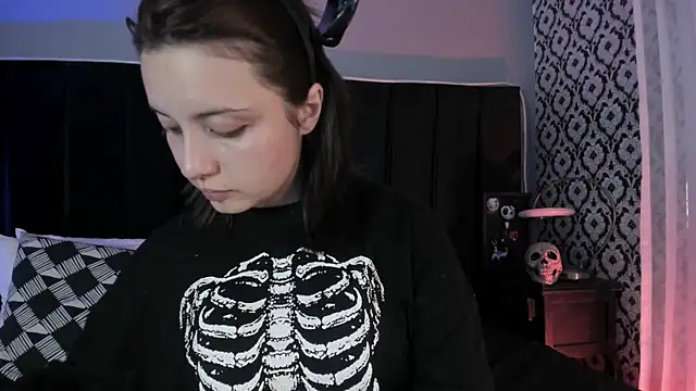 Adeelinee online show from March 31, 7:36 pm