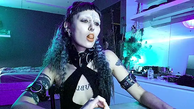 Snapshot of god_x_girl chatting on December 23, 1:18 am god x girl online show from December 23, 1:18 am