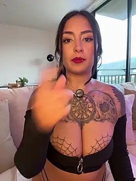 Snapshot of Rae_Lil_White chatting on February 19, 11:01 pm Rae Lil White online show from February 19, 11:01 pm