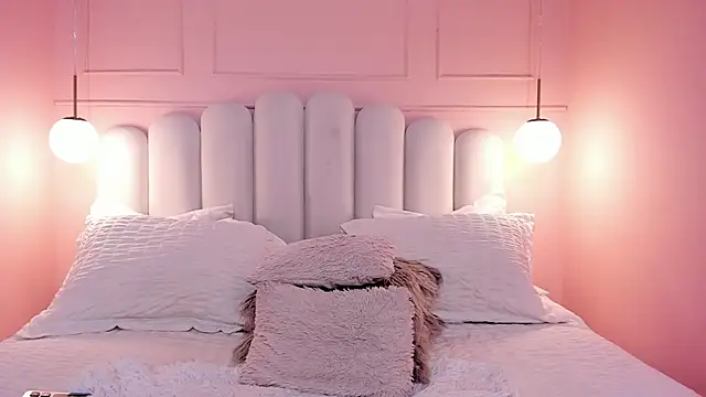 sarah salis  online show from December 14, 8:13 pm