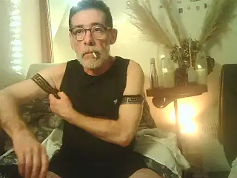 Snapshot of DaddyQuimHot chatting on December 25, 2:35 am DaddyQuimHot online show from December 25, 2:35 am