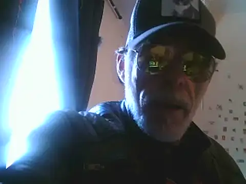 Snapshot of DaddyQuimHot chatting on February 27, 11:20 am DaddyQuimHot online show from February 27, 11:20 am