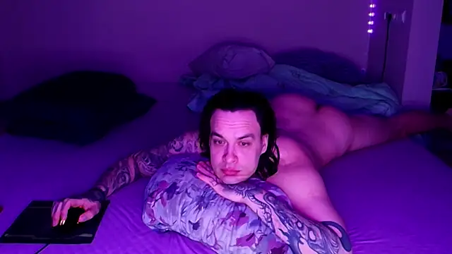 Snapshot of baphomet_from_ice chatting on April 21, 7:28 pm baphomet from ice online show from April 21, 7:28 pm