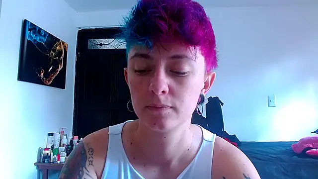 Snapshot of tomboyblue chatting on May 22, 5:29 pm tomboyblue online show from May 22, 5:29 pm