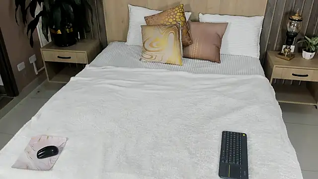 Snapshot of rebeca_cortez_ chatting on June 5, 7:41 pm rebeca cortez online show from June 5, 7:41 pm