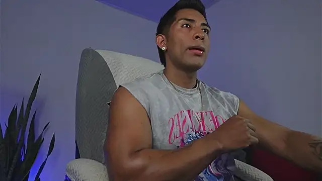 Snapshot of Couple_muscle1 chatting on June 25, 11:53 pm Couple muscle1 online show from June 25, 11:53 pm
