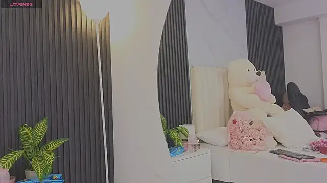 Madiee Rhea online show from June 26, 8:02 pm