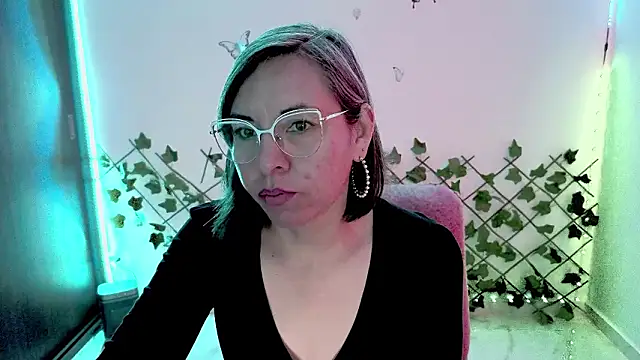 Lady breaks hearts online show from February 16, 1:07 pm