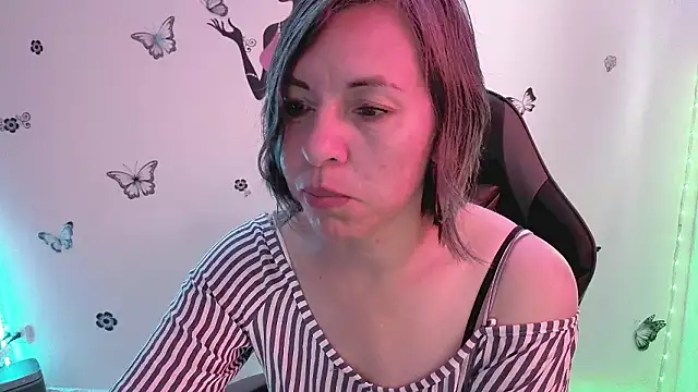 Lady breaks hearts online show from March 11, 12:44 pm