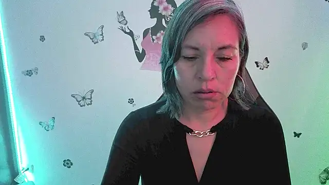 Lady breaks hearts online show from March 27, 12:27 pm