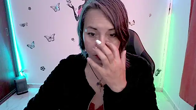 Lady breaks hearts online show from July 15, 1:38 pm