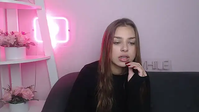 Snapshot of MilanaAngelAs chatting on October 18, 4:37 am MilanaAngelAs online show from October 18, 4:37 am