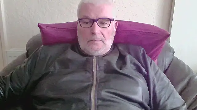 Snapshot of Leatherman63 chatting on October 25, 8:55 am Leatherman63 online show from October 25, 8:55 am