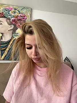 AllysonK online show from April 19, 11:31 am