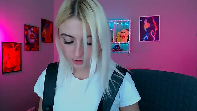 Snapshot of melisa_white1 chatting on May 3, 7:53 pm melisa white1 online show from May 3, 7:53 pm