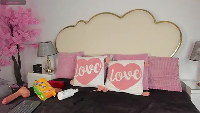 CahitlinBell online show from November 25, 5:40 am