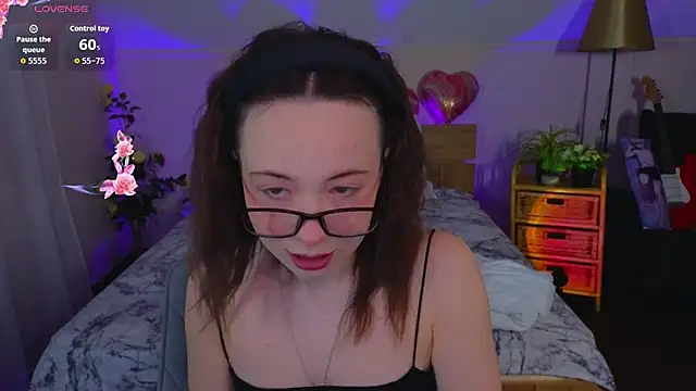 Hayle Hill online show from February 9, 1:09 am