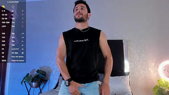 Snapshot of Valentinoford chatting on December 9, 5:40 am Valentinoford online show from December 9, 5:40 am