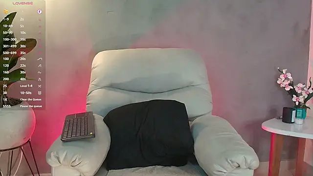 Snapshot of Valentinoford chatting on February 28, 3:15 am Valentinoford online show from February 28, 3:15 am