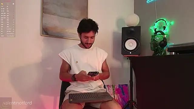 Snapshot of Valentinoford chatting on May 19, 10:27 pm Valentinoford online show from May 19, 10:27 pm