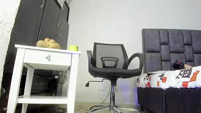 Snapshot of Sarah_Mistress_ chatting on April 10, 4:23 pm Sarah Mistress online show from April 10, 4:23 pm
