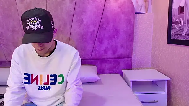 kendalltaylorr online show from October 23, 12:15 pm