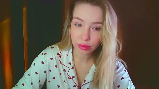 Snapshot of mia_raspberrie chatting on December 18, 3:15 am mia raspberrie online show from December 18, 3:15 am