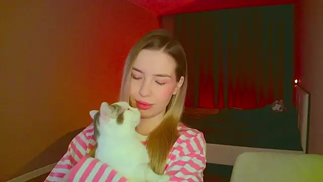 Snapshot of mia_raspberrie chatting on March 1, 3:43 am mia raspberrie online show from March 1, 3:43 am