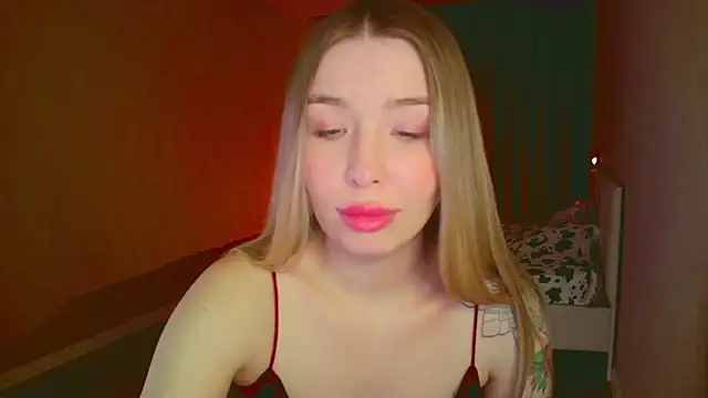 Snapshot of mia_raspberrie chatting on March 6, 3:35 am mia raspberrie online show from March 6, 3:35 am