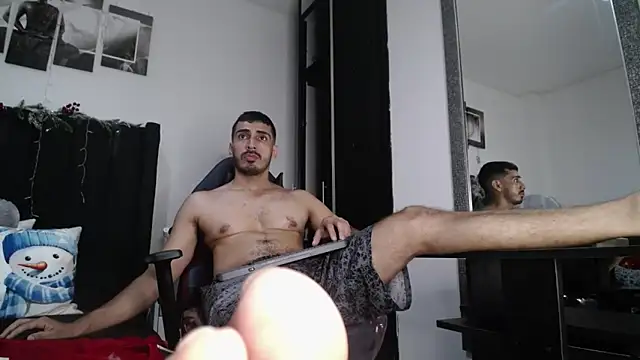 Snapshot of muscle_ares chatting on December 12, 3:48 pm muscle ares online show from December 12, 3:48 pm