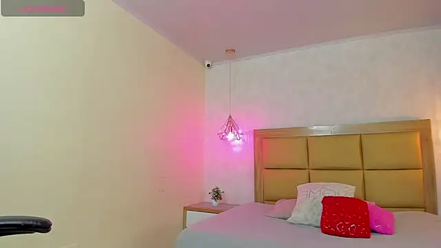 Snapshot of LARSONMIA chatting on March 6, 12:34 pm LARSONMIA online show from March 6, 12:34 pm