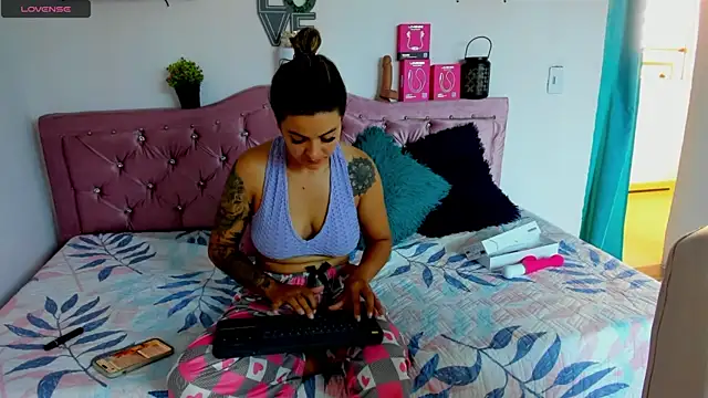 Snapshot of mia_bigtits17 chatting on July 18, 4:44 pm mia bigtits17 online show from July 18, 4:44 pm