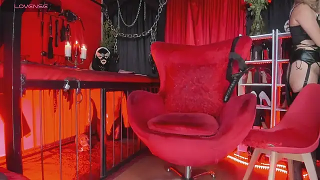 Snapshot of MistressAndre chatting on May 30, 8:39 pm MistressAndre online show from May 30, 8:39 pm
