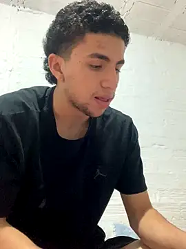 Snapshot of ever10183 chatting on December 17, 2:39 am ever10183 online show from December 17, 2:39 am