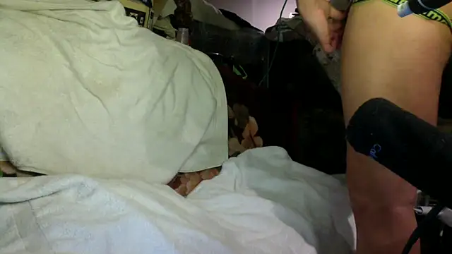 Snapshot of Phelyxx_elgato chatting on December 6, 1:07 am Phelyxx elgato online show from December 6, 1:07 am