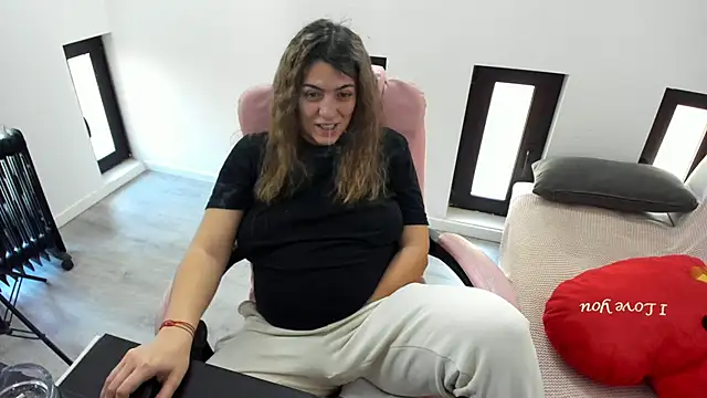 Dyana Kaylinn online show from April 18, 4:49 am