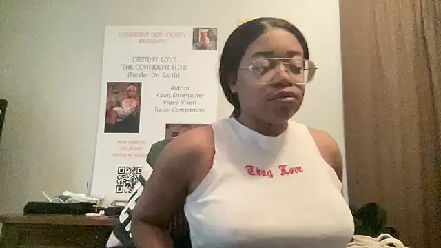 Snapshot of MommyConfident chatting on May 10, 10:04 pm MommyConfident online show from May 10, 10:04 pm