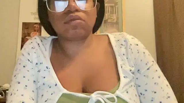 Snapshot of MommyConfident chatting on May 12, 12:19 am MommyConfident online show from May 12, 12:19 am