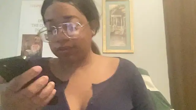 Snapshot of MommyConfident chatting on May 24, 7:52 pm MommyConfident online show from May 24, 7:52 pm