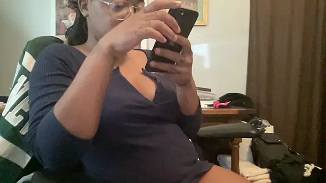 Snapshot of MommyConfident chatting on May 26, 7:43 pm MommyConfident online show from May 26, 7:43 pm