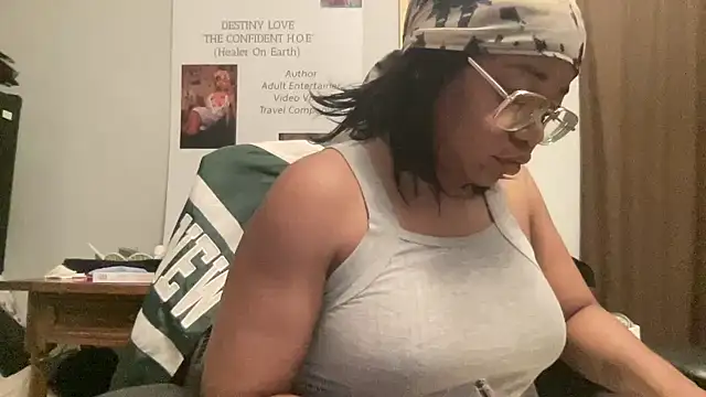 Snapshot of MommyConfident chatting on May 27, 1:57 am MommyConfident online show from May 27, 1:57 am