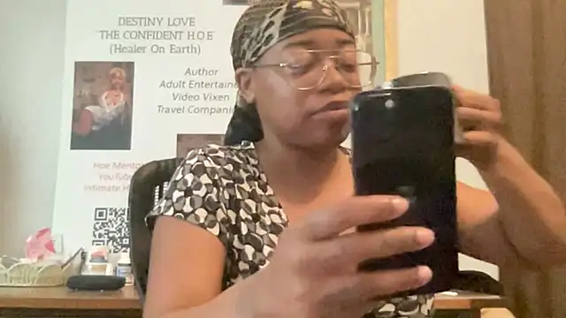 Snapshot of MommyConfident chatting on June 7, 7:39 pm MommyConfident online show from June 7, 7:39 pm